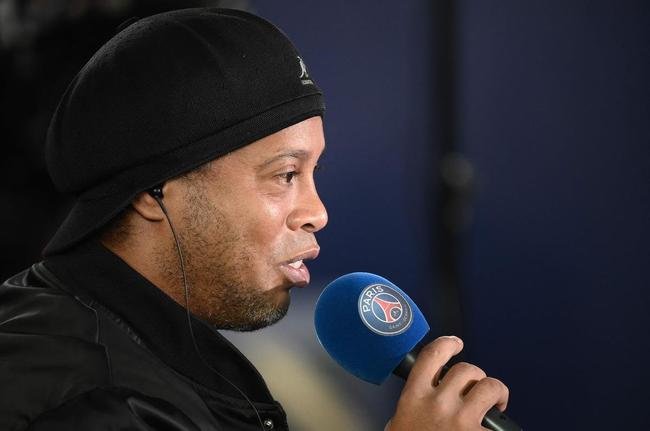 Ronaldinho Gacho foi recebido com festa pela torcida do PSG no Parc des Princes