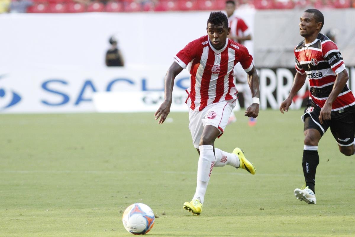 Aps deixar a Penalty em 2014, o Nutico vestiu camisas da Garra at fechar com a Umbro