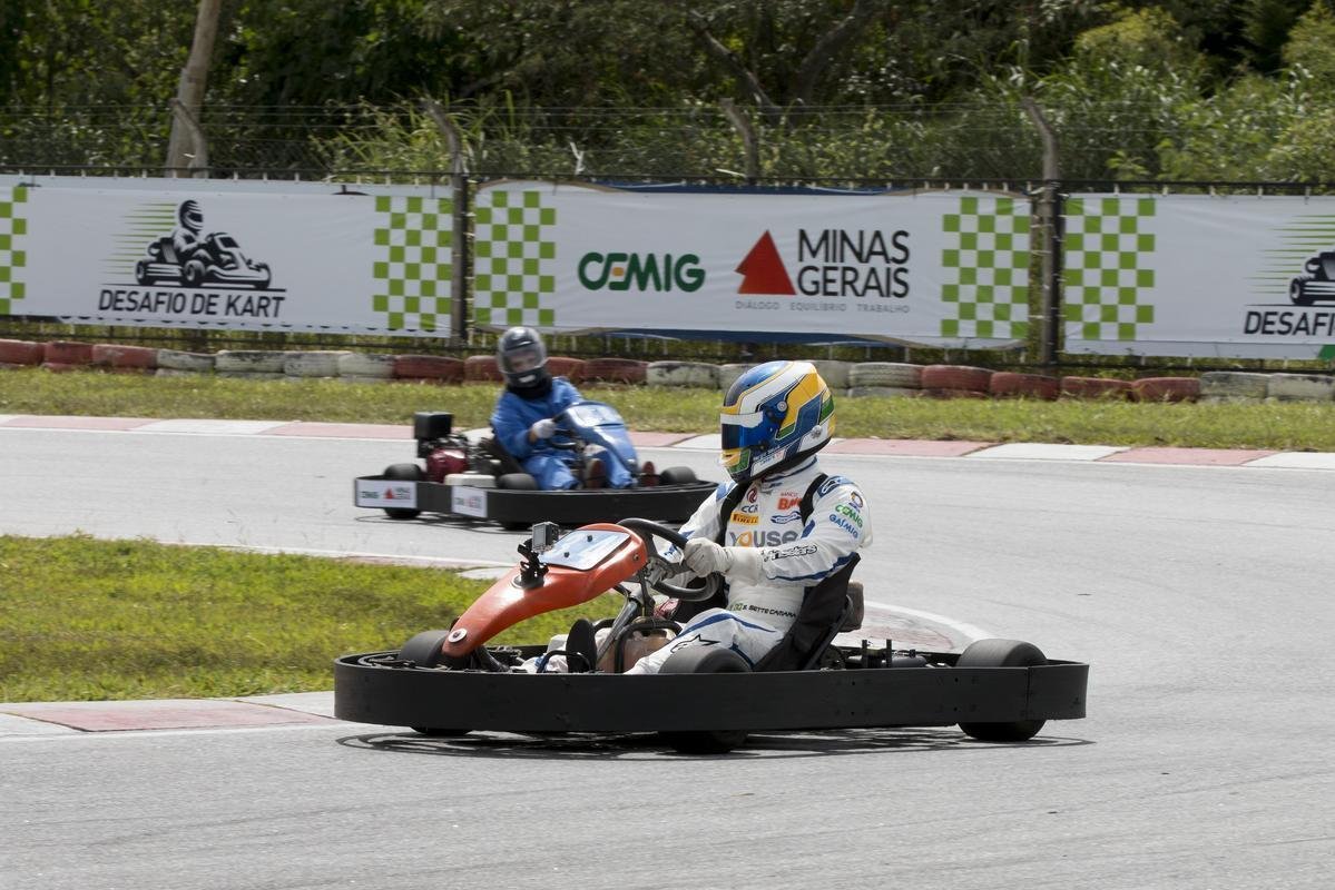 Evento na manh desta sexta-feira reuniu convidados da CEMIG e jornalistas, alm do prprio piloto