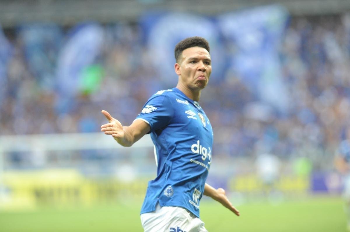 Fotos do gol de Marquinhos Gabriel, do Cruzeiro, sobre o Atltico, na primeira partida da deciso do Mineiro; Meia-atacante chutou de perna esquerda, e a bola entrou no canto direito de Victor aps desvio em Leonardo Silva