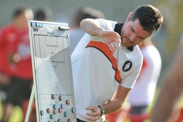 Diogo Giacomini, ex-auxiliar e tcnico interino do Atltico, dirige hoje o Coimbra, de Nova Lima