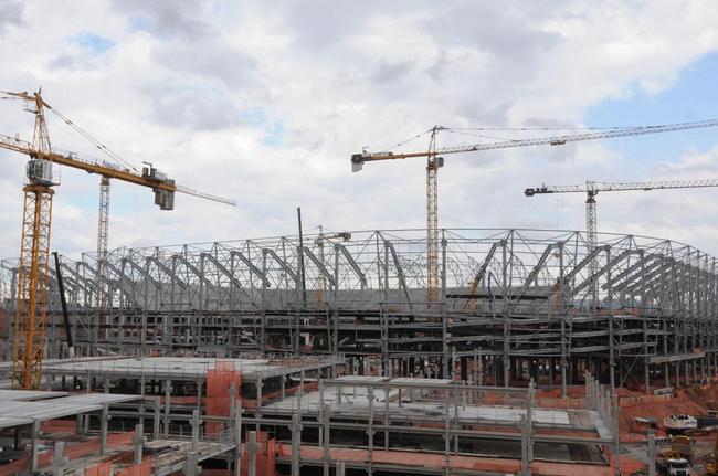 Nesta quarta-feira (20), as obras da Arena MRV, no Bairro Califórnia, em Belo Horizonte, adentraram em uma nova etapa. Isso porque as placas da cobertura do estádio começaram a ser instaladas, conferindo 'novo visual' ao projeto da futura casa do Atlético.