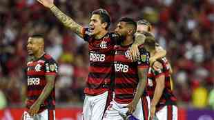 Depois de ganhar em São Paulo, rubro-negro faz 1 a 0 no Timão, no Maracanã, e assegura a classificação com placar agregado de 3 a 0