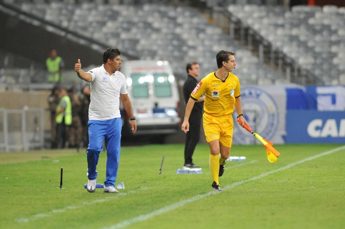 Em jogo com grande atuao do goleiro Fbio, Cruzeiro derrotou Santos de virada, por 2 a 1, com gols de Sass e Raniel; Gabriel Barbosa marcou para o Peixe, no Mineiro, pela 26 rodada do Brasileiro