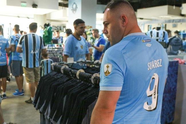 Luis Surez foi apresentado na Arena Grmio nesta quarta-feira (4/1)