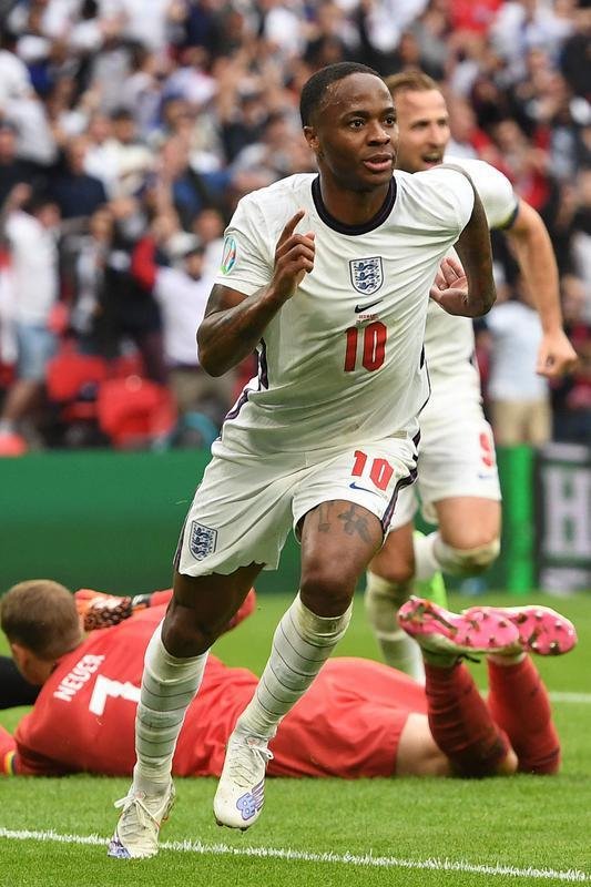 Fotos do gol de Sterling, da Inglaterra, sobre a Alemanha, em Wembley. Ingleses venceram por 2 a 0 e avanaram s quartas de final da Eurocopa