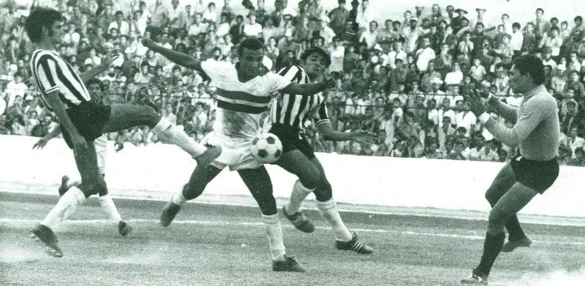 3 Ramon - 148 gols: Revelado pelo Santa Cruz, Ramon da Silva Ramos defendeu o clube de 1967 a 1975, participando de toda a campanha do pentacampeonato pernambucano e tambm das boas participaes do Tricolor no Campeonato Brasileiro na dcada de 1970, sendo artilheiro do Nacional pelo clube em 1973.  um dos maiores dolos da camisa coral.