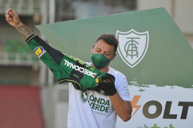 Mauro Zrate, atacante argentino de 34 anos, foi apresentado oficialmente pelo Amrica na tarde desta sexta-feira (3), no Estdio Independncia, em Belo Horizonte. Experiente, o atleta tem passagens por clubes como Fiorentina, Lazio e Inter de Milo, da Itlia, e tambm por Vlez Sarsfield e Boca Juniors, da Argentina.