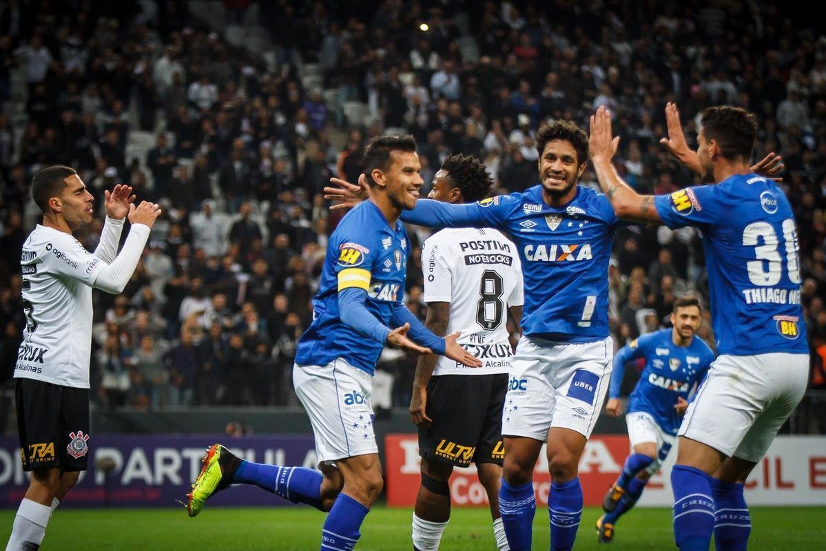 Fotos do amistoso entre Corinthians e Cruzeiro, que terminou empatado por 2 a 2, nesta quarta-feira (11/7), na Arena Corinthians, em So Paulo. Gols da Raposa foram marcados por Henrique e Rafael Sobis.