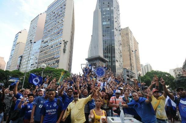 Com trio eltrico de jogadores e mais de 20 mil torcedores, Cruzeiro fez a festa na Praa Sete! Veja as melhores fotos