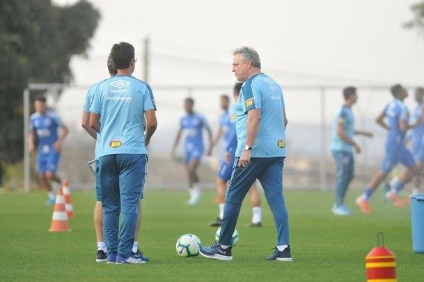 Fotos do primeiro treino de Abel Braga na Toca da Raposa II. Tcnico foi apresentado pelo Cruzeiro neste sbado e dirigir a equipe na segunda, s 20h, diante do Gois, no Serra Dourada, pela 22 rodada do Campeonato Brasileiro