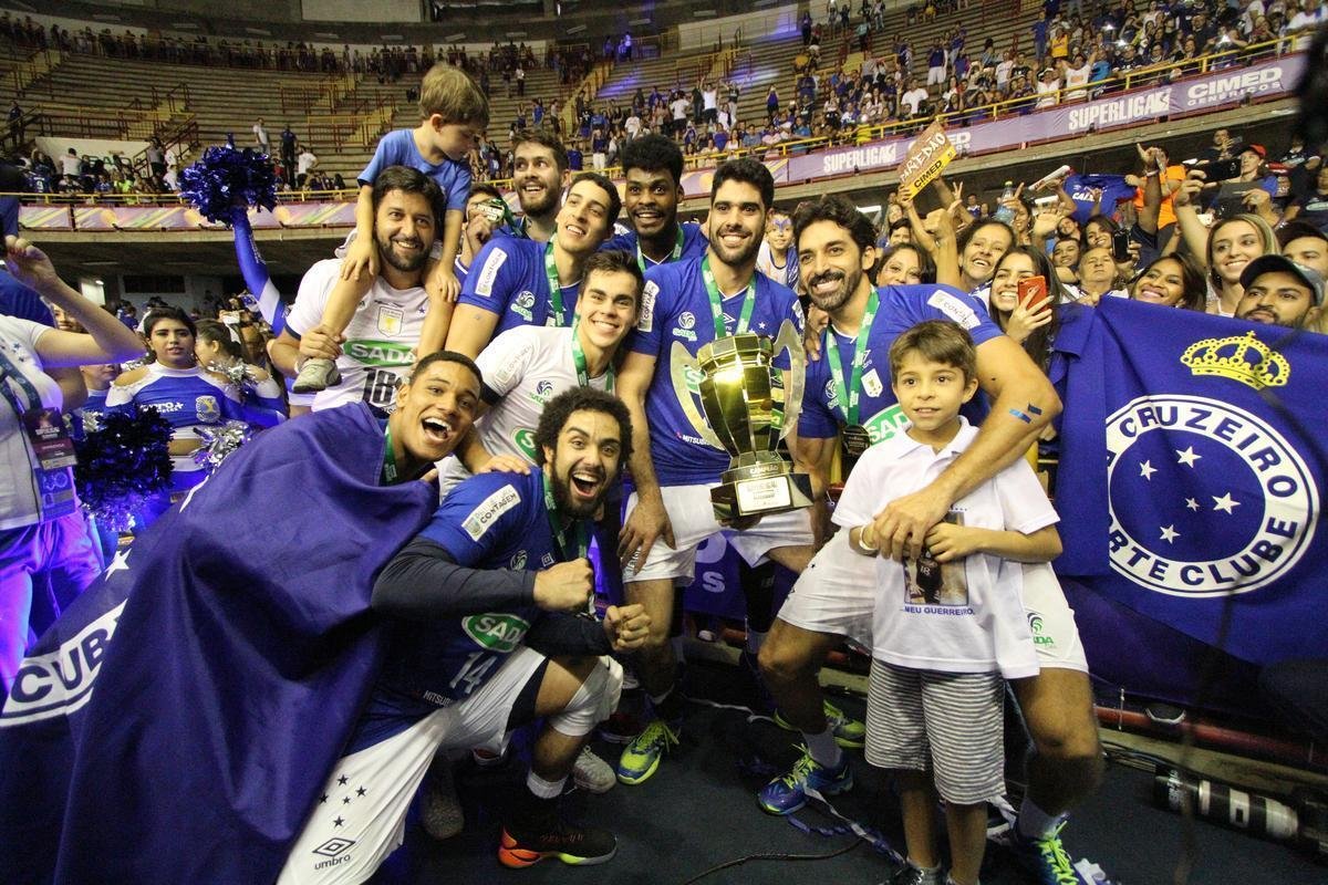 Depois da vitria sobre o Sesi, jogadores do Cruzeiro fizeram grande festa no Mineirinho, em BH