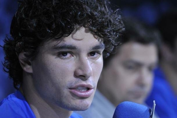 Lateral-esquerdo Dod, de 26 anos, foi apresentado pelo Cruzeiro na Toca; Jos Benedito, pai do lateral, e Jnior Pedroso, empresrio, estiveram presentes