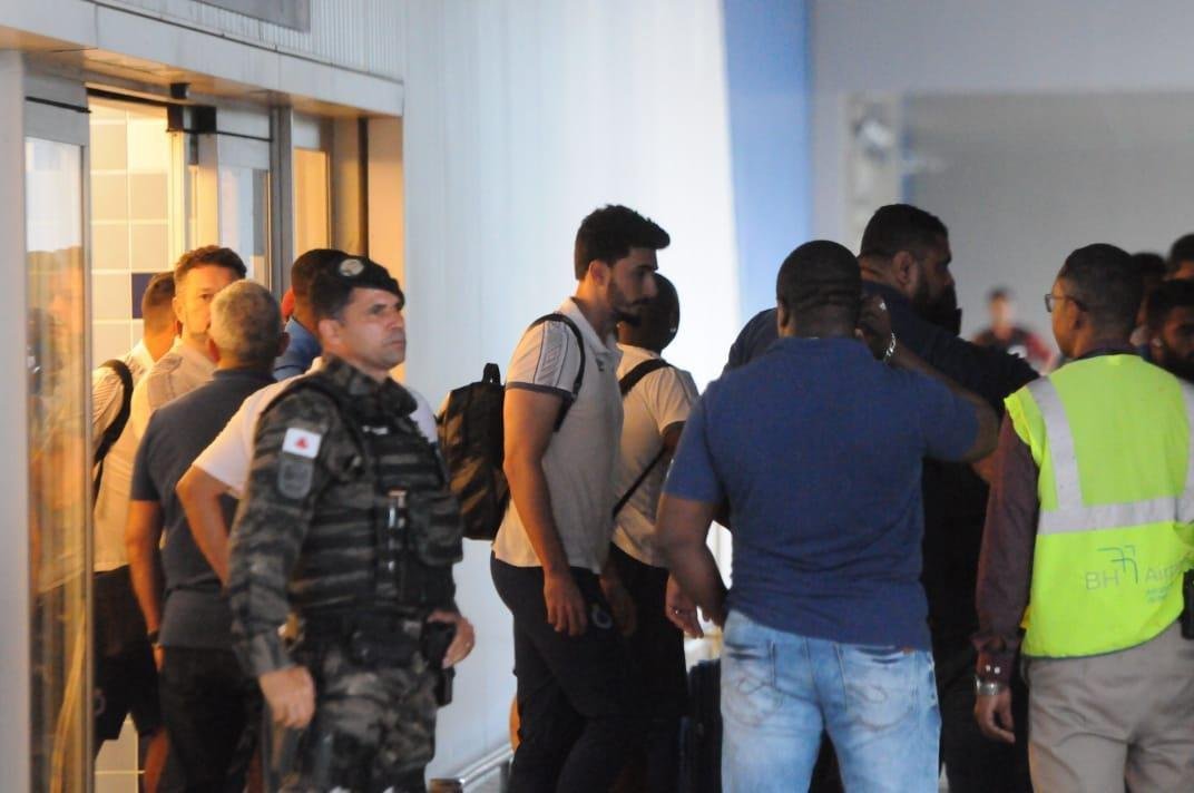 Jogadores do Cruzeiro desembarcaram nesta sexta-feira  tarde no Aeroporto de Confins, na Grande Belo Horizonte, depois da derrota por 2 a 0 para o Grmio, em Porto Alegre. O policiamento foi reforado e houve escolta do nibus at a Toca da Raposa II. No houve presena de torcidas organizadas. Motoristas de aplicativo, presentes no local, foram os nicos a presenciar a chegada. Os cruzeirenses xingaram, enquanto os atleticanos gritaram 'o o o, segunda diviso'.