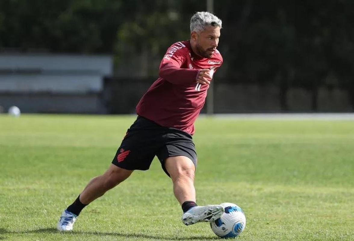 Marlos - 34 anos - meia do Athletico-PR