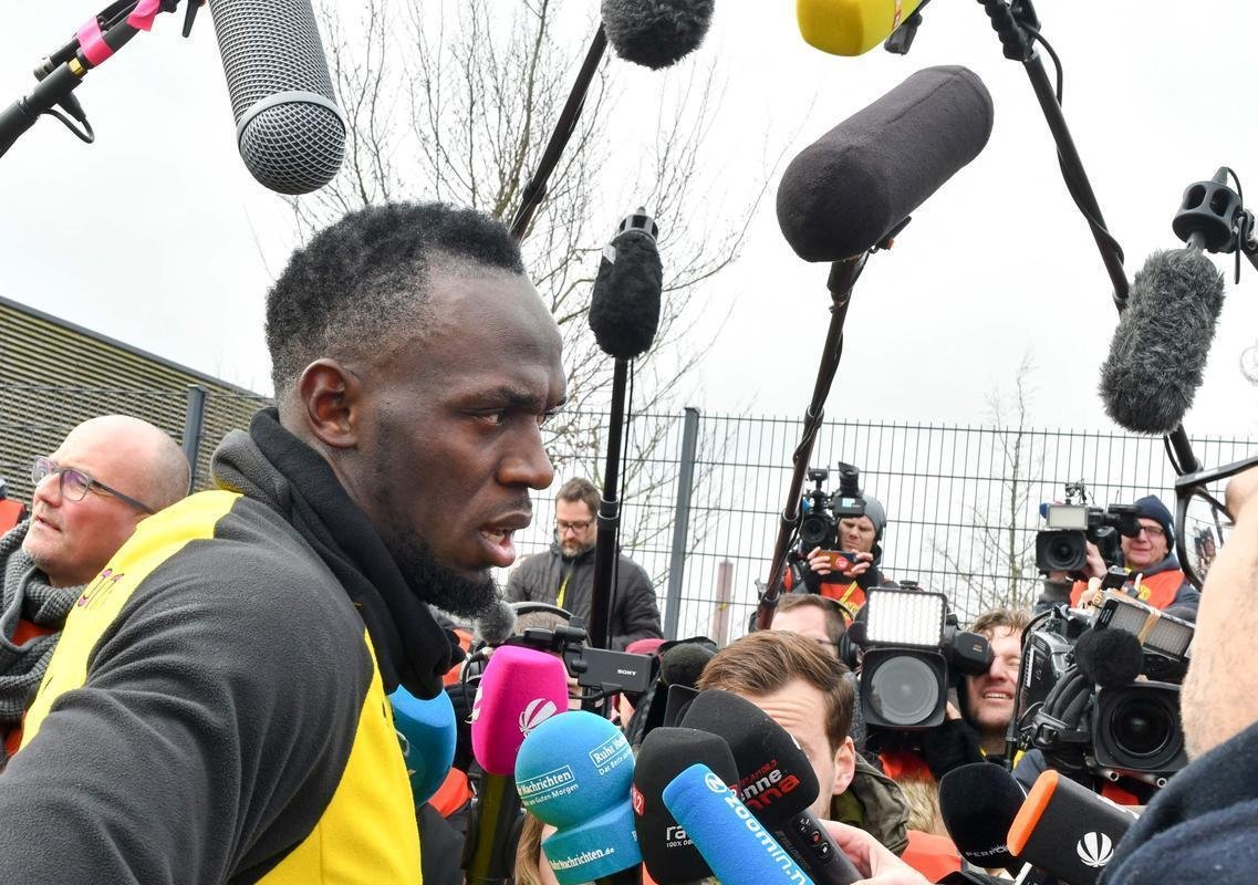Com sonho de ingressar no futebol profissional, Usain Bolt participa de treino com jogadores do Borussia Dortmund