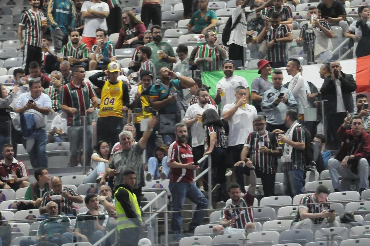 Fotos da torcida do Fluminense na partida de volta das oitavas de final da Copa do Brasil, no Mineiro, contra o Cruzeiro