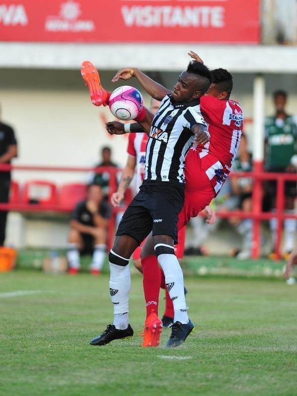 Villa Nova e Atltico se enfrentaram nesta quinta-feira