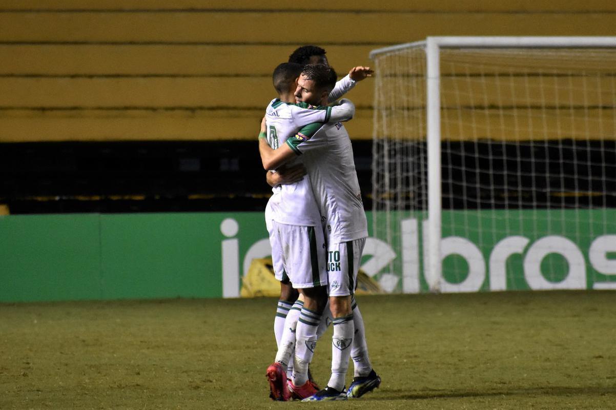 Cricima e Amrica duelaram pela terceira fase da Copa do Brasil no Estdio Heriberto Hlse, em Santa Catarina