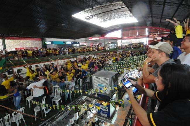 No Mercado Central, em BH, torcedores assistem ao jogo do Brasil contra a Sua pelo Grupo G da Copa do Mundo, no Catar