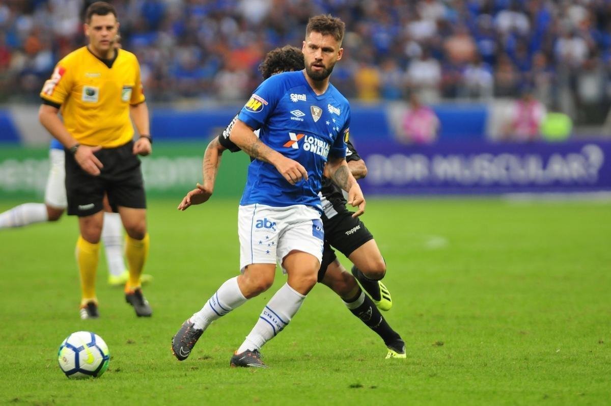 Rafael Sobis - tem o mesmo valor de mercado que Bruno Silva: R$ 6,6 milhes. O Cruzeiro, porm, aceita emprest-lo, pagando at 50% de seus salrios. O Fortaleza  um dos clubes interessados no jogador. O clube celeste ainda o disponibilizou ao Santos como moeda de troca para a possvel contratao do atacante Bruno Henrique. Em 119 jogos pela Raposa, Sobis marcou 28 gols.