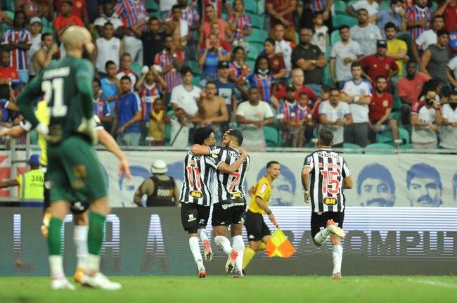 Galo venceu o Bahia de virada, por 3 a 2, com gols de Hulk, de p�nalti, e Keno, em duas finaliza��es perfeitas. Com resultado, clube se sagrou bicampe�o brasileiro ap�s 50 anos