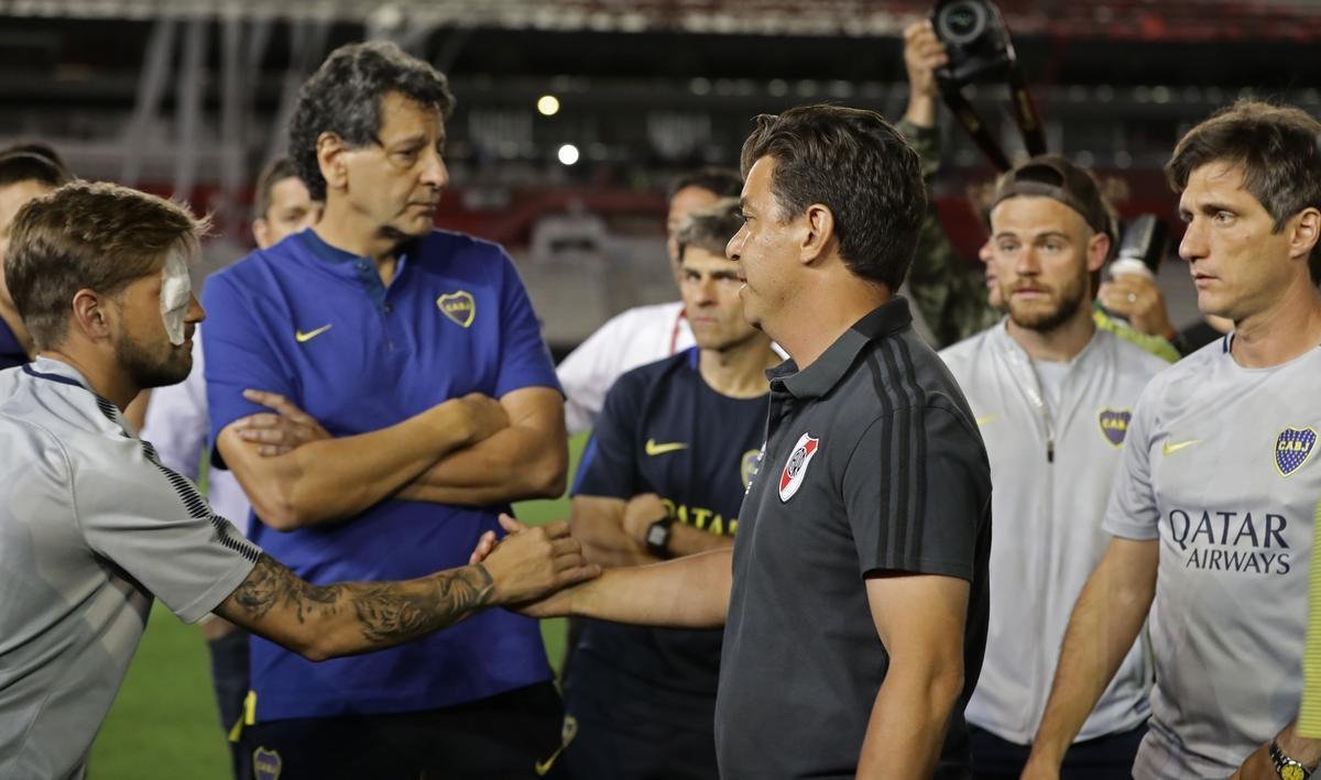Depois do adiamento da final da Libertadores, jogadores de River Plate e Boca Juniors estiveram no gramado do Monumental de Nez e trocaram algumas palavras amistosas