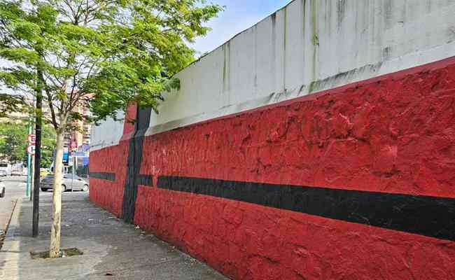 Tinta fresca: funcionrios do Flamengo apagaram protestos no muro da Gvea nas primeiras horas do dia