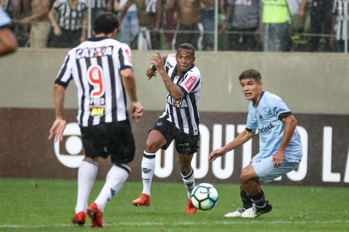 DEZEMBRO: no dia 3 de dezembro, o atacante Robinho fez sua ltima partida com a camisa do Atltico. Ele ajudou o Galo a vencer o Grmio por 4 a 3, no Horto, com uma assistncia para Fred. O contrato do atacante se encerra no dia 31 de dezembro e no deve ser renovado. Pelo Galo, foram 109 partidas e 38 gols. 