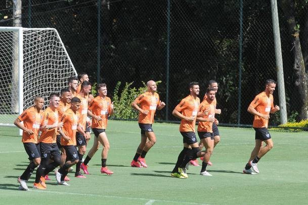 Treino do Atltico nesta segunda-feira, na Cidade do Galo, contou com a volta do meia  Juan Cazares. Direo no chegou a acordo para vend-lo a clube saudita. Tcnico Rafael Dudamel relacionou 23 jogadores para a viagem a Santa Fe, local da estreia na Sul-Americana, quinta-feira, contra o Unin-ARG. Jogador equatoriano ficou fora da lista.