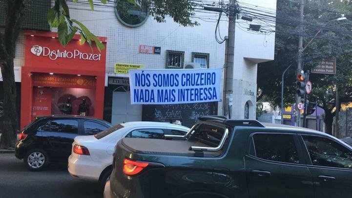 Torcedores do Cruzeiro afixaram faixas em diversos pontos da capital, com mensagens de apoio ao time. A manifestação foi realizada no dia da primeira partida contra o Atlético, pelas quartas de final da Copa do Brasil