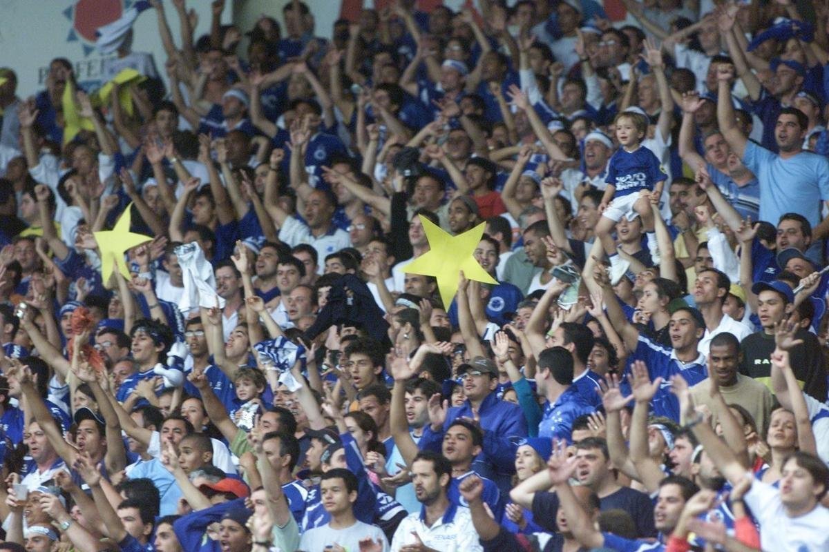 Com o ttulo brasileiro confirmado, o Cruzeiro fez no dia 7 de dezembro de 2003 o jogo da taa e das faixas contra o Fluminense, no Mineiro. Com show de Alex, autor de dois gols, o time celeste goleou os cariocas por 5 a 2 e promoveu nova festa da torcida azul em Belo Horizonte. Jogadores finalmente ergueram a taa oficial do Campeonato Brasileiro, cedida pela CBF, e deram a volta olmpica. Os campees brasileiros de 1966 tambm participaram das comemoraes no Gigante da Pampulha.