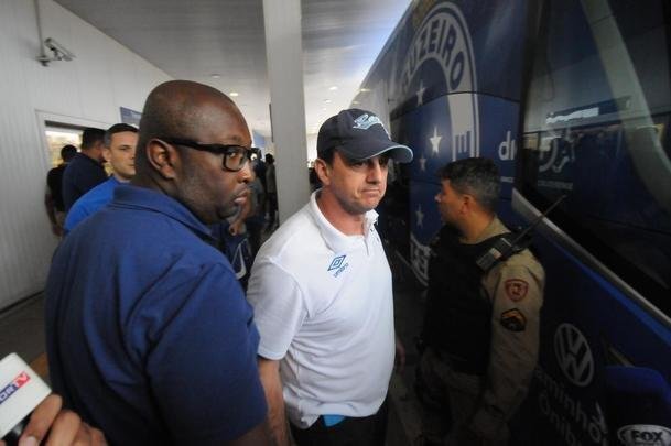 04/09/2019 - logo depois da eliminação do Cruzeiro na Copa do Brasil, o meia Thiago Neves disparou contra as escolhas de Rogério Ceni para a escalar o time. Ele tornou público o mal-estar do treinador com os medalhões do elenco e fez aumentar ainda mais a crise celeste. Cerca de 20 dias depois, a gota d'água na relação entre treinador e atletas: após discussão com Dedé no vestiário do Mineirão, Ceni teve a demissão anunciada no dia seguinte.