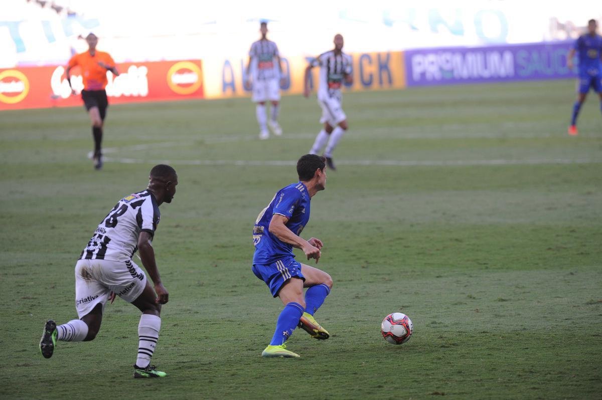 Fotos da vitria do Cruzeiro sobre o Athletic de So Joo del-Rei, por 1 a 0, no Mineiro, pela quarta rodada do Campeonato Mineiro de 2021. Marcelo Moreno, de pnalti, marcou o gol do triunfo celeste no Gigante da Pampulha