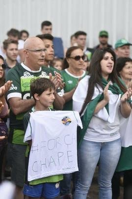 Pela última rodada do Campeonato Brasileiro, a Chapecoense receberia o Atlético na Arena Condá. Com a tragédia envolvendo a delegação da equipe catarinense, a rodada deste fim de semana não aconteceu, sendo adiada para o próximo. Solidário à Chape, que, além de perder jogadores e comissão técnica, não possui condições psicológicas para entrar em campo, o Atlético se pronunciou contra a realização da partida