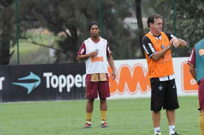 El 4 de junio de 2012, Cuca comandó el primer entrenamiento de la estrella Ronaldinho Ga