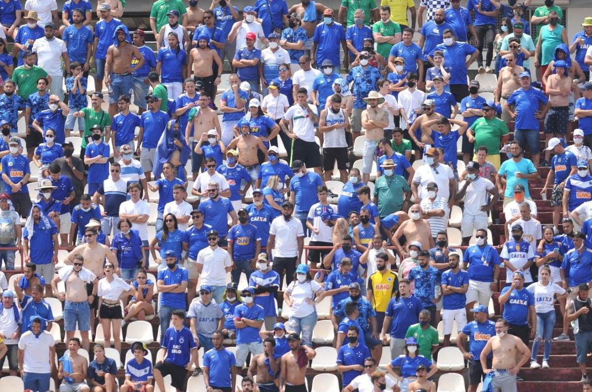 Cruzeiro e Ponte Preta se enfrentaram numa manh de forte calor em Sete Lagoas
