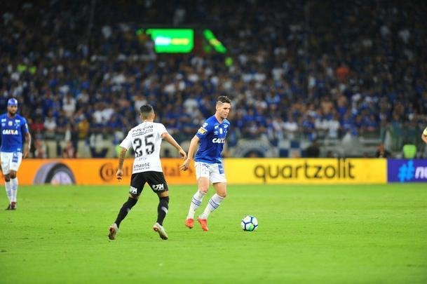 Cruzeiro conseguiu abrir vantagem de 1 a 0 no fim do primeiro tempo, com gol de cabea de Thiago Neves