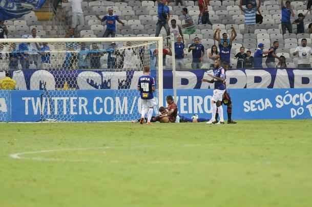 Rafael defendeu pnalti de Niko nos acrscimos e garantiu vitria do Cruzeiro por 2 a 1 no Mineiro