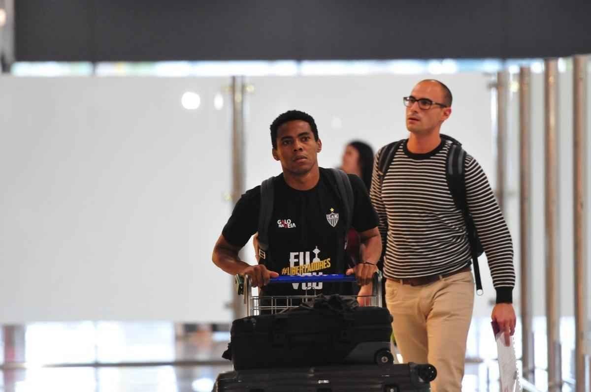 Novo reforo do Atltico, Elias chega a Belo Horizonte. Volante assinou contrato por trs anos