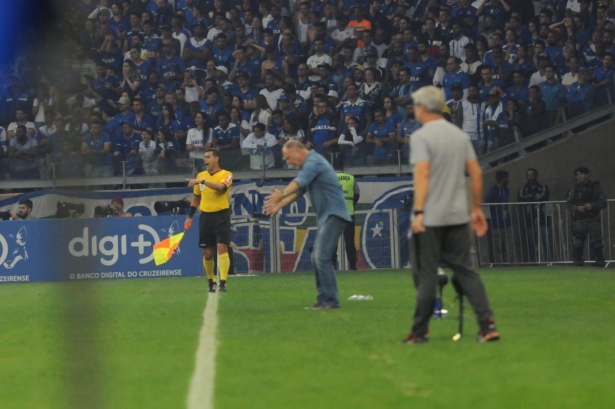 Fotos do primeiro tempo do duelo entre Cruzeiro e Internacional, no Mineiro, pela semifinal da Copa do Brasil