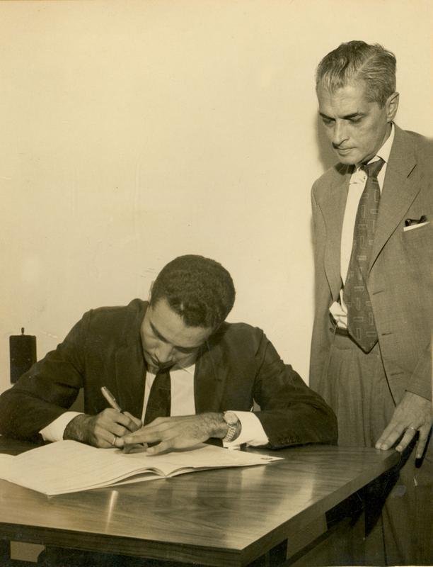Procpio teve duas passagens pelo Atltico como jogador: de 1962 a 1963 e ainda em 1966. Nessa foto, de  28/04/1962, ele assina contrato ao lado do presidente Edgard Neves.
