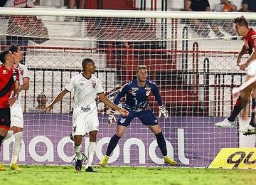Duelo entre rubro-negros no Estádio Antônio Accioly, em Goiânia, terminou com placar de 1 a 1. Resultado foi ruim para donos da casa
