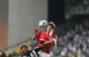 Em jogo com chuva de granizo e 'apago' no Horto, Galo  batido pelo Internacional por 1 a 0