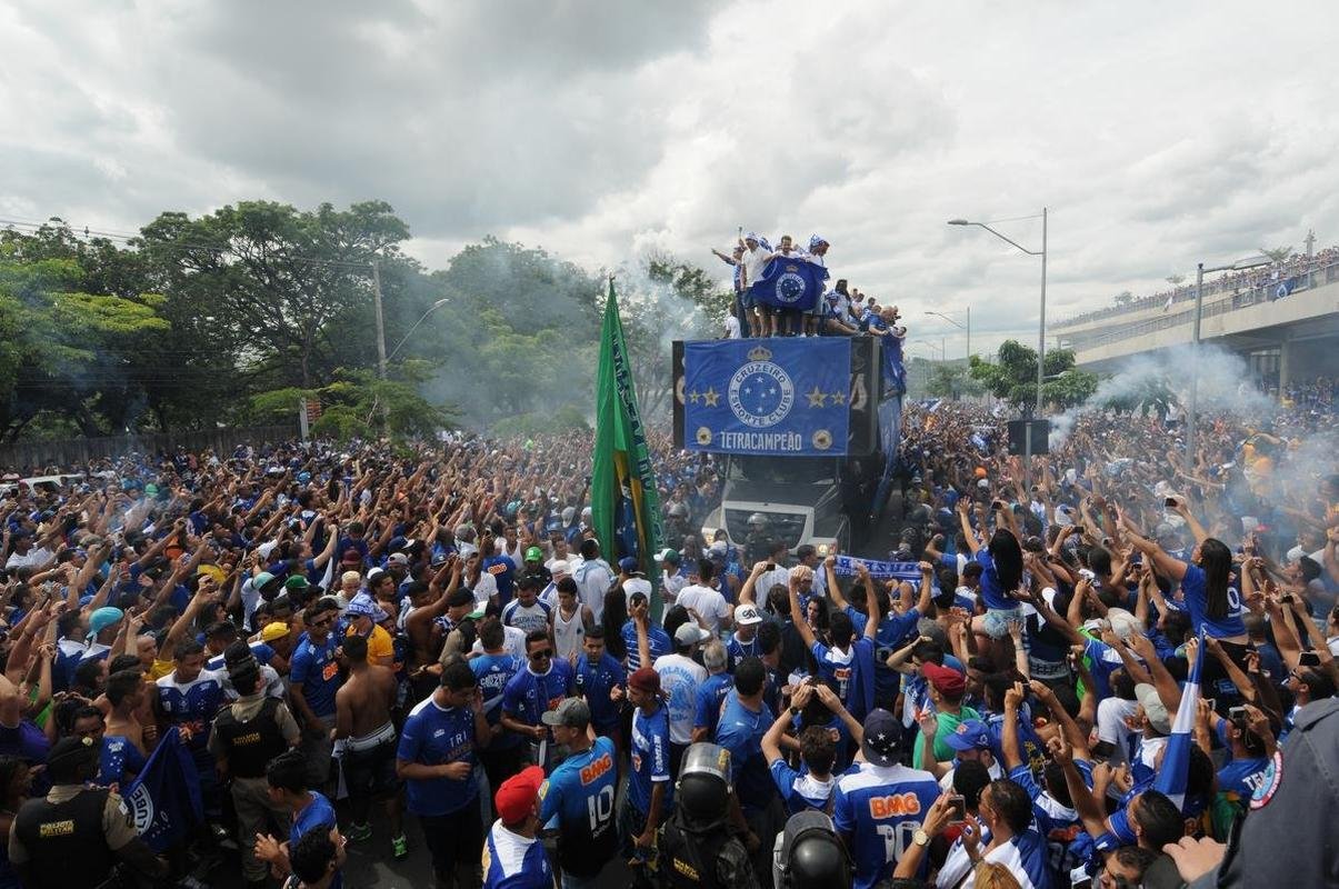 Antes do jogo com o Fluminense, em 7 de dezembro de 2014, jogadores do Cruzeiro desfilaram em carro aberto entre a Toca da Raposa II e o Mineiro, onde receberiam a taa de tetracampeo brasileiro. Uma multido azul tomou conta da Pampulha e festejou o quarto ttulo da Srie A. No jogo das faixas, a Raposa venceu o Tricolor por 2 a 1.