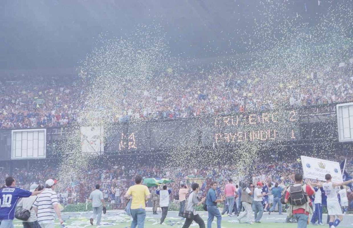 Depois da vitria por 2 a 1 sobre o Paysandu naquele 30 de novembro, no Mineiro, resultado que confirmou o ttulo brasileiro de 2003 com duas rodadas de antecedncia, jogadores do Cruzeiro, comisso tcnica e diretoria promoveram uma grande festa no gramado. Sem a taa oficial da CBF, o elenco deu a volta olmpica com trofus simblicos. Os mais de 75 mil presentes festejaram a indita Trplice Coroa no futebol brasileiro. Antes, o clube celeste j havia conquistado o Campeonato Mineiro de forma invicta e a Copa do Brasil.