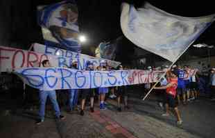 Torcida do Cruzeiro mira Srgio, Deivid e conselheiros em protesto no Horto, antes do jogo diante do Operrio-PR, pela Srie B
