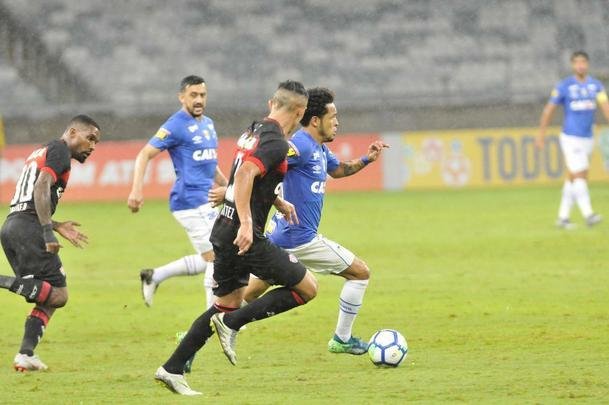 No segundo tempo, Fred marcou duas vezes e ampliou vantagem do Cruzeiro para 3 a 0