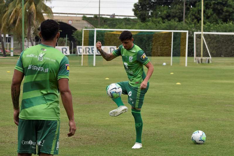 Neste domingo (15), o Amrica treinou no CT do Cuiab, em Mato Grosso, visando o confronto de volta das quartas de final da Copa do Brasil, contra o Internacional. Na primeira partida, em Porto Alegre, o Coelho venceu por 1 a 0. Agora, a equipe mineira joga por um empate, no Independncia, para avanar s semifinais da competio pela primeira vez em sua histria.