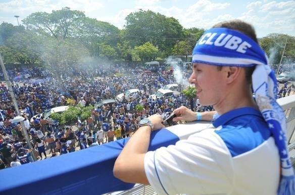 Torcida do Cruzeiro j comea a se movimentar em vrios pontos da cidade antes da partida contra o Grmio, s 17h, no Mineiro
